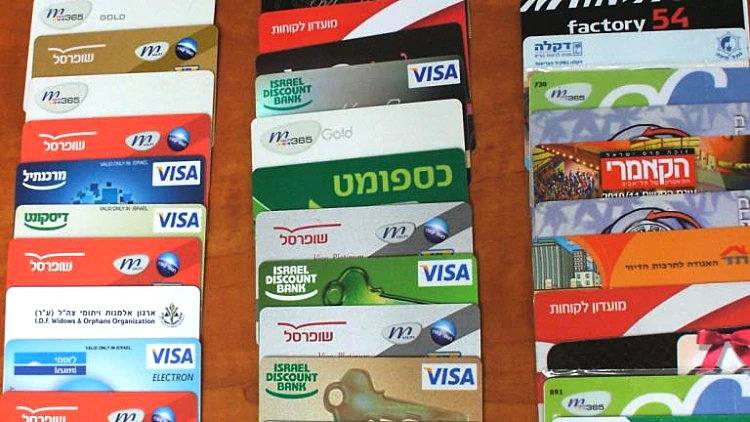 פשיטה של חוקרי מחלק נוער תחנת נתניה על דירה במרכז העיר. בחיפוש התגלו עשרות אלפי פריטי דואר גנובים ומאות פריטים שנרכשו בכרטיסי אשראי גנובים. החשודים - אמא ששלחה את ילדיה לגנוב