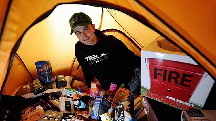 רוב שוסמית, בלוגר אנגלי והלקוח הראשון בתור לאייפון 5