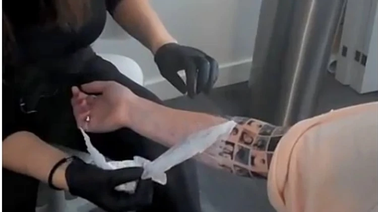 קעקוע של חברי פייסבוק על הזרוע