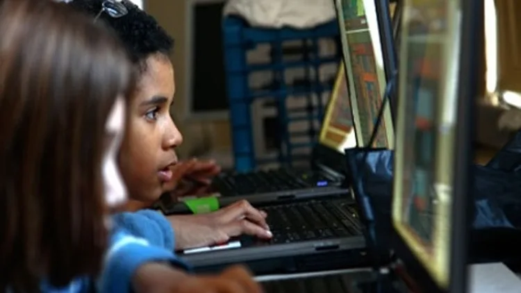 ילדים משחקים במשחקי מחשב