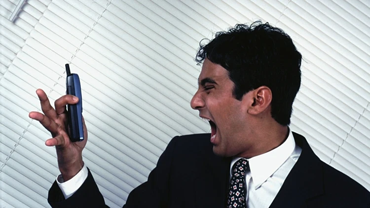 בחור צועק בטלפון