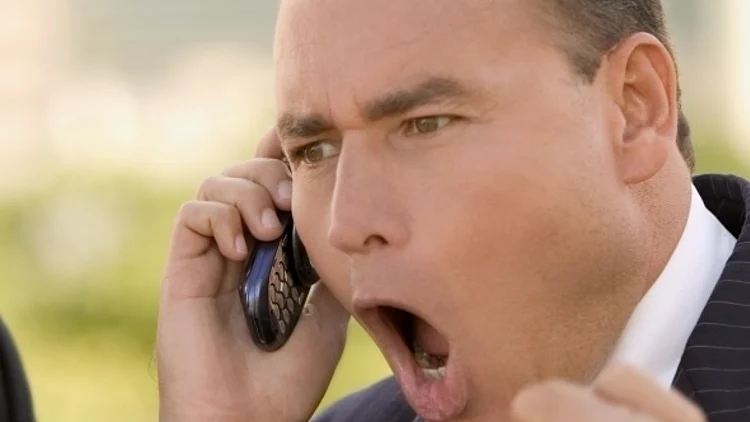 איש צועק בטלפון