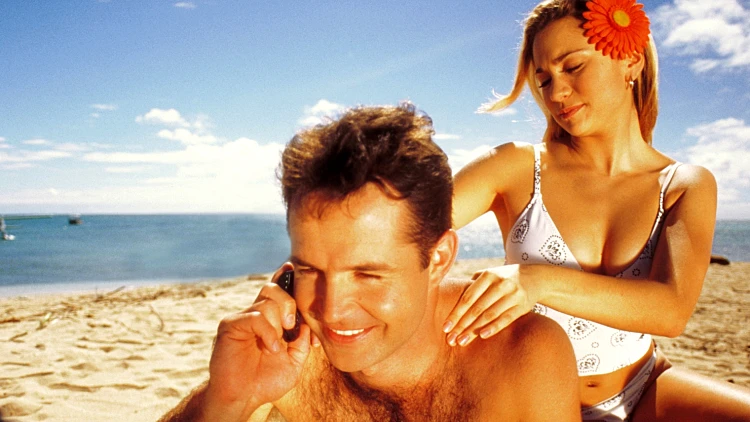 גבר מדבר בפאלפון ומקבל מסאז' מאישה