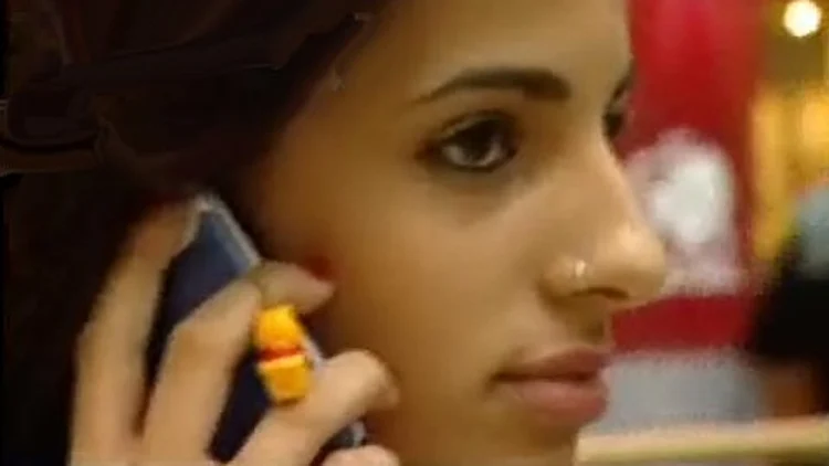 נערה משוחחת בטלפון הסלולרי