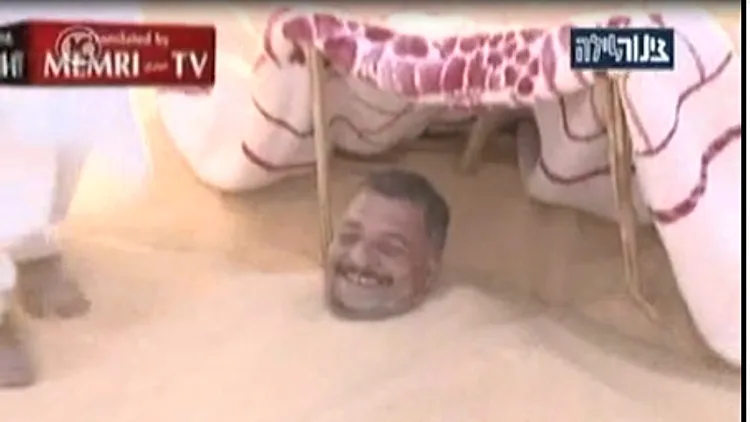 "חג התיירות" במצרים - קוברים אנשים בחול