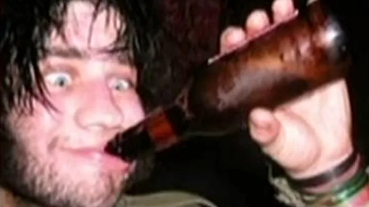 בחור שיכור שותה