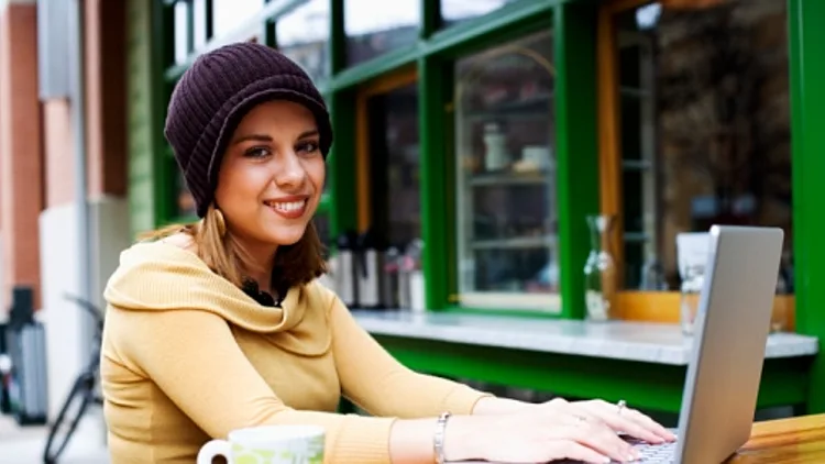 בחורה עם מחשב נייד