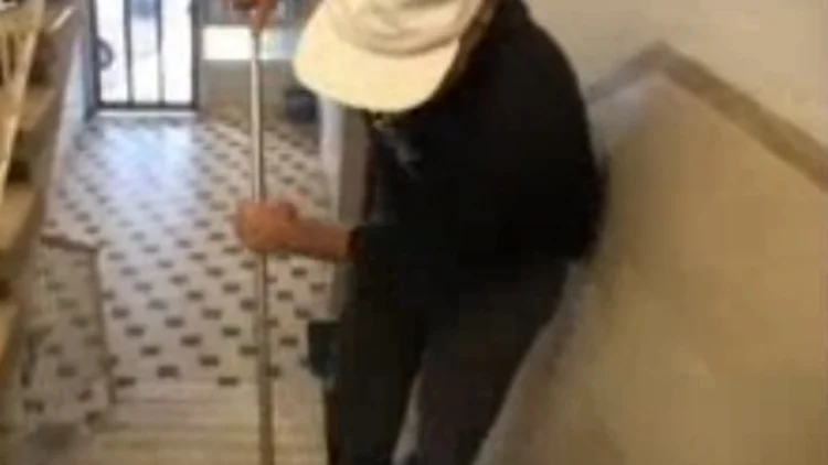 השלמת הכנסה של עובד סוציאלי: שטיפת מדרגות