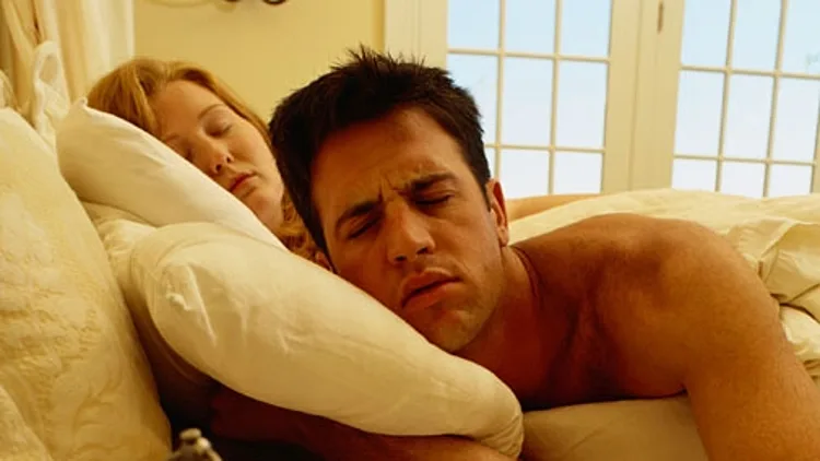 זוג מתעורר בבוקר