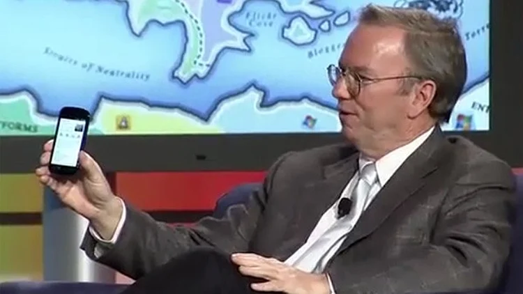 מנכ"ל גוגל, אריק שמידט, מנופף כבדרך אגב בנקסוס S