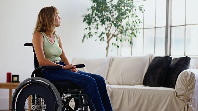 אישה בכיסא גלגלים