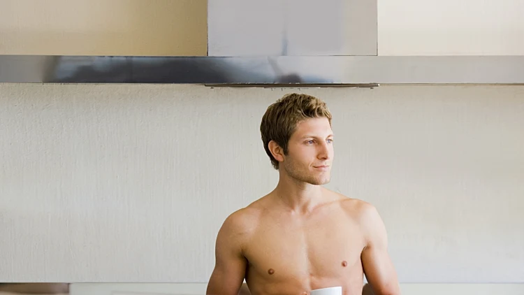 איש עובד מהבית