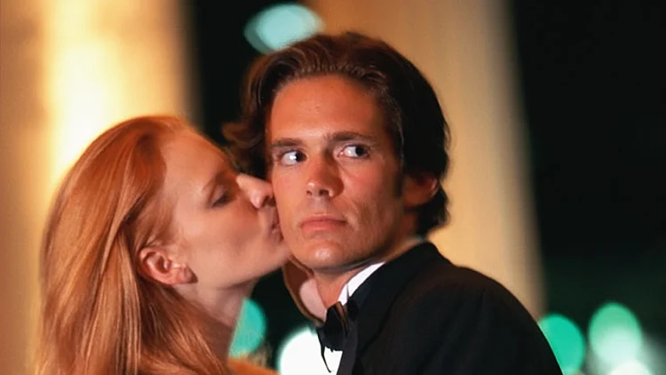 הגבר מסתכל הצידה