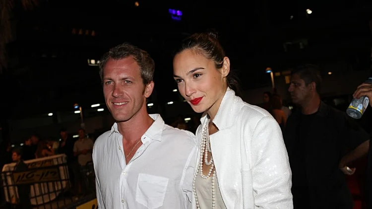 גל גדות וירון ורסנו בהשקת גיליון בגדי הים של בלייזר