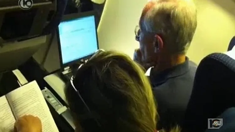 סטנלי פישר טס במחלקת תיירים