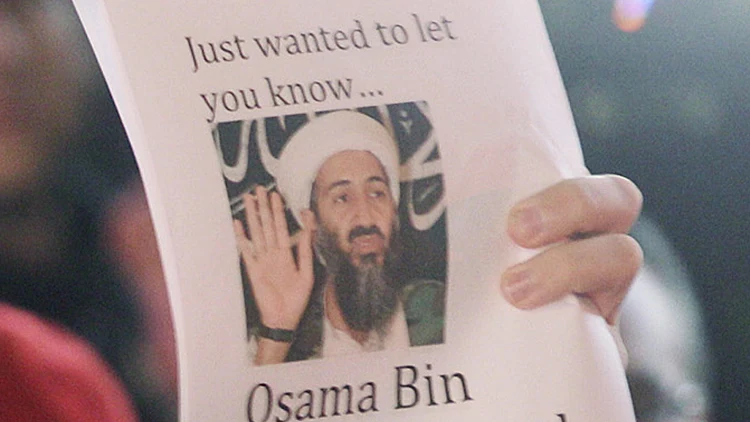 אמריקאים חוגגים אחרי שנשיא ארה"ב ברק אובמה הודיע כי הרשויות בארה"ב מצאו את הגופה של אל קאעדה אוסמה בן לאדן, בבית הלבן בוושינגטון