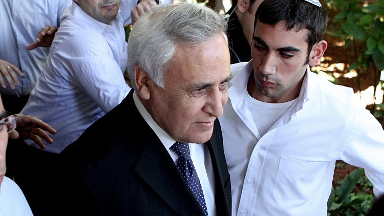 משה קצב יוצא מבית המשפט לאחר הכרעת גזר הדין