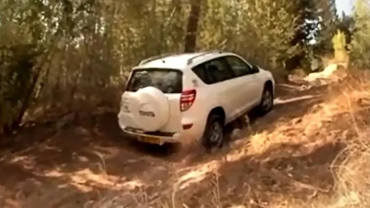 ג'יפ טויוטה ראב 4 מנסה לעלות בשטח ומתחפר