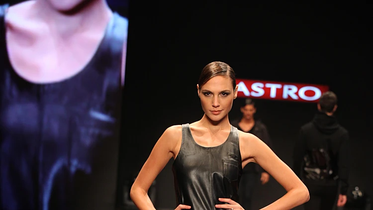 גל גדות בתצוגת חורף 2011 של קסטרו