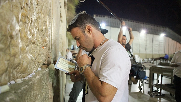 נתן בשבקין מתפלל בכותל