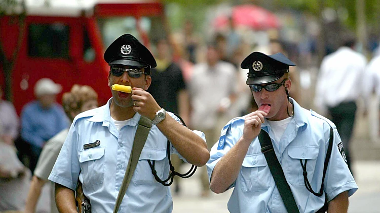 עו"ד לשוטר: "אדם מוכשר כמוני מצליח - אדם כמוך משרת במשטרה"