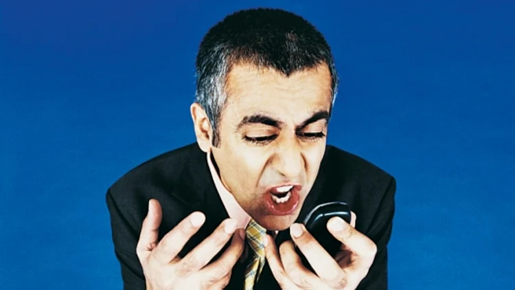 איש כועס בשיחת טלפון