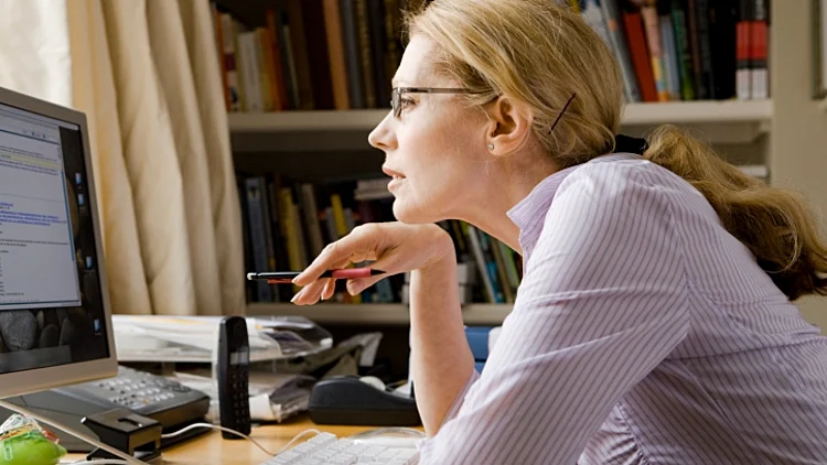 אישה צופה במחשב