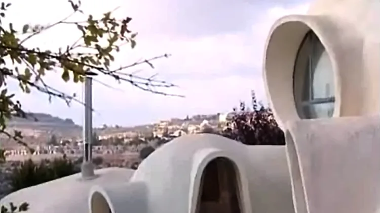 בית עגול בצורת רחם בכפר ורדים