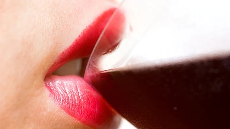 אישה שותה יין