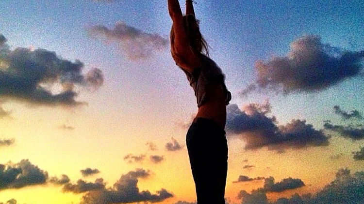 בר רפאלי עושה יוגה