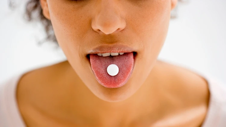 בחורה נוטלת תרופה