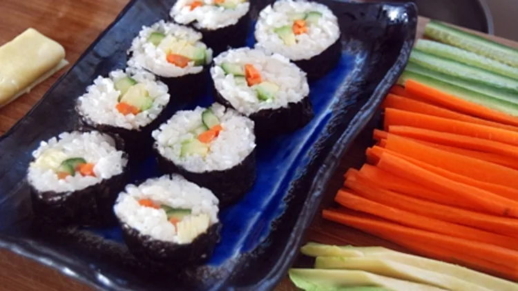 הכנת סושי ביתית עם מכשיר לגלגול סושי