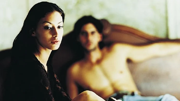 אישה מאוכזבת לצד גבר במיטה