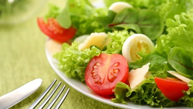 ארוח עם סלט ירוק