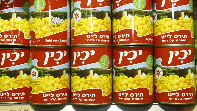 מדף קופסאות שימורי תירס של יכין בסניף שופרסל דיל ברמת גן.