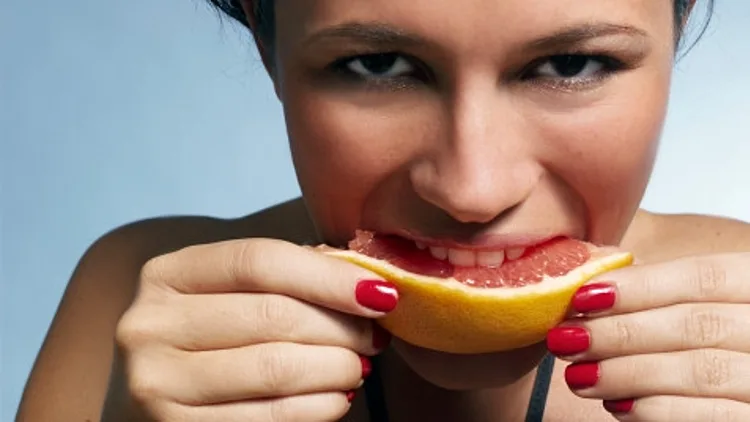 אישה אוכלת אשכולית