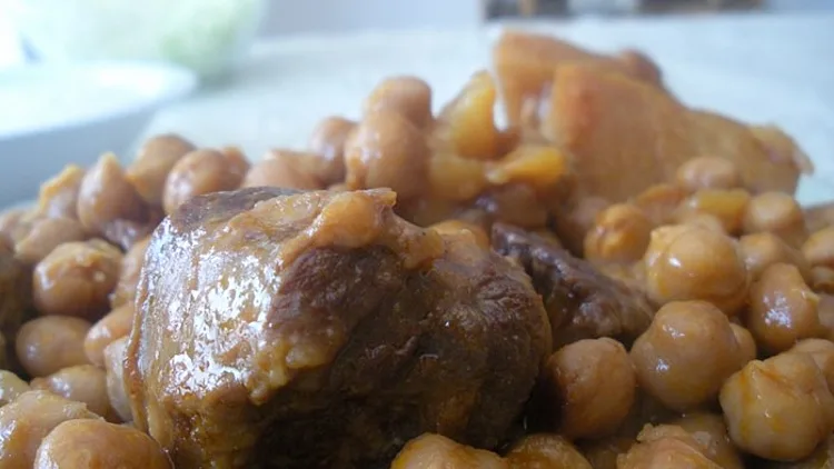 צלחת של חמין בייתי בשר וחומוס