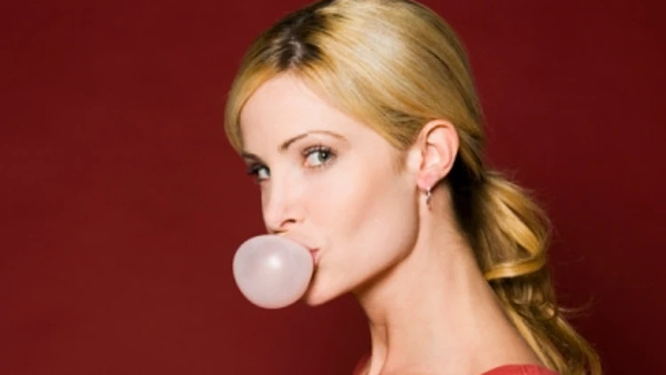 בחורה לועסת מסטיק