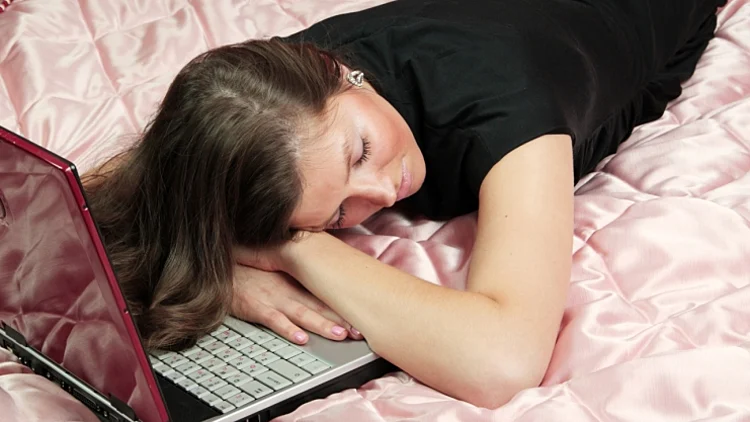 נרדמה על הלפטופ