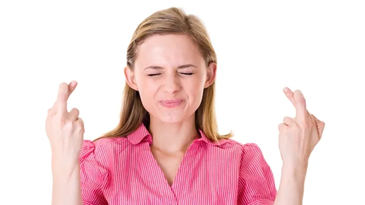 נערה בורוד מחזיקה אצבעות ומכרכמת פנים