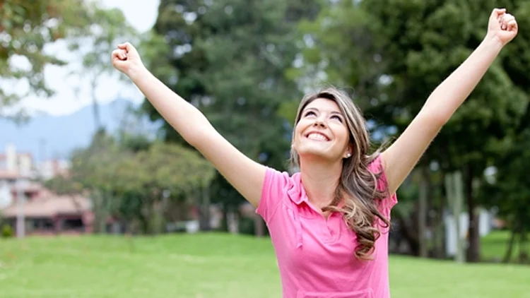 תלמידה עם תיק