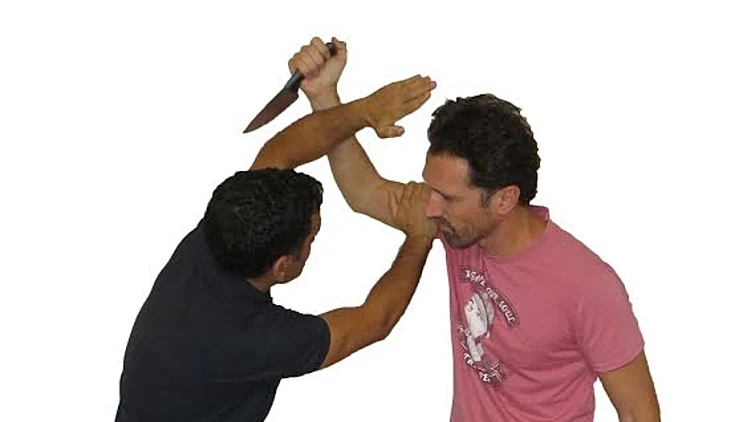 תלמדו להגן על עצמכם: ושתפו, זה חשוב! המדריך להתגוננות נגד תקיפת סכין