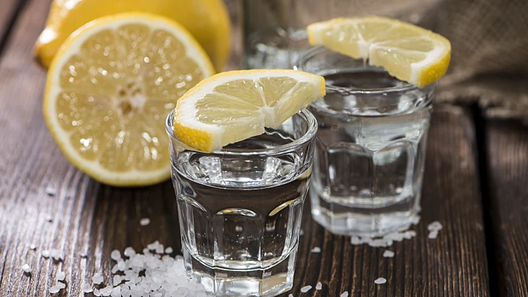 אישה מקפיצה טקילה