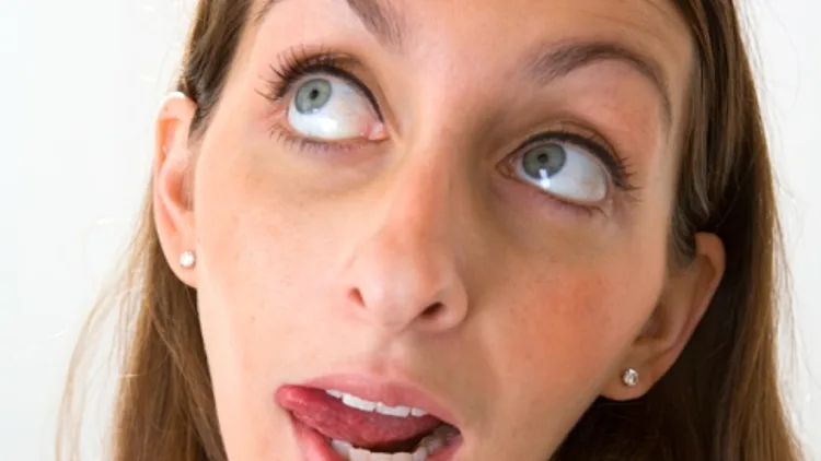 בחורה חושבת במבט מטופש