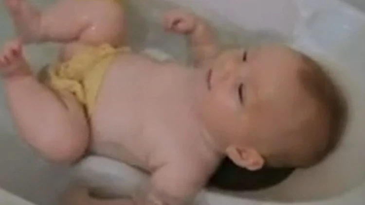 אמבטיה לתינוק