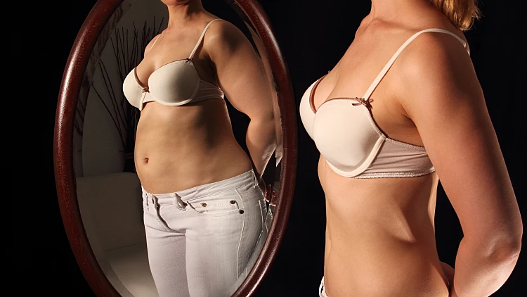 אישה רזה נראית שמנה במראה