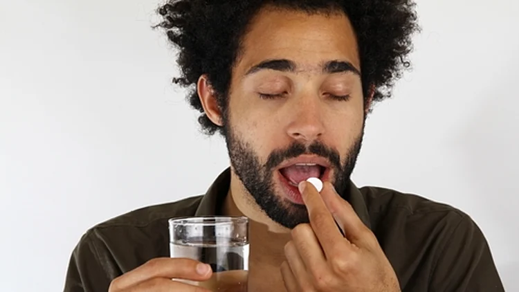 גבר בולע כדור