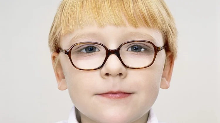 ילד עם משקפיים