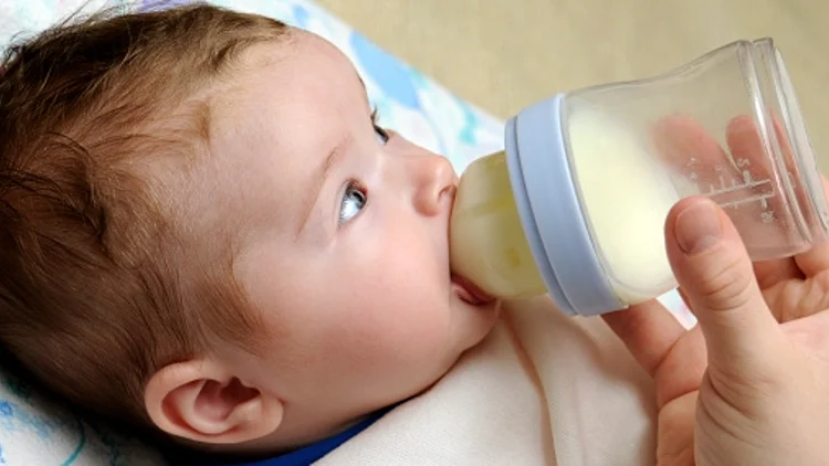 תינוק עם בקבוק