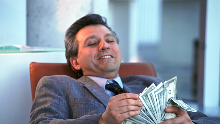 איש מחזיק כסף